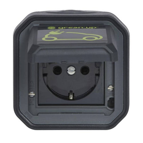 Een close-up van de Legrand Green'up Access - Veilige EV Wandcontactdoos 16A Schuko (0 697 08L) stekkerdoos, met een gedeeltelijk geopend deksel met een groene omlijning van een auto op het deksel, wat het gebruik voor het opladen van elektrische voertuigen aangeeft.