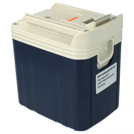 Een blauw-witte rechthoekige draagbare koelbox met een handvat aan de bovenkant en een etiket aan de zijkant, geïnspireerd op het duurzame ontwerp van de Makita 24V Ni-MH accu - vervangt 1822, 1834, 1835F, 192829-9, PA24, 193061-8, 193140-2.