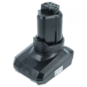 Een zwarte Milwaukee M12 Accu Li-ion accupack (4932352824 / M12B2 / M12B4) voor elektrisch gereedschap, met een cilindrische bovenkant, rechthoekige onderkant en een label aan de zijkant.