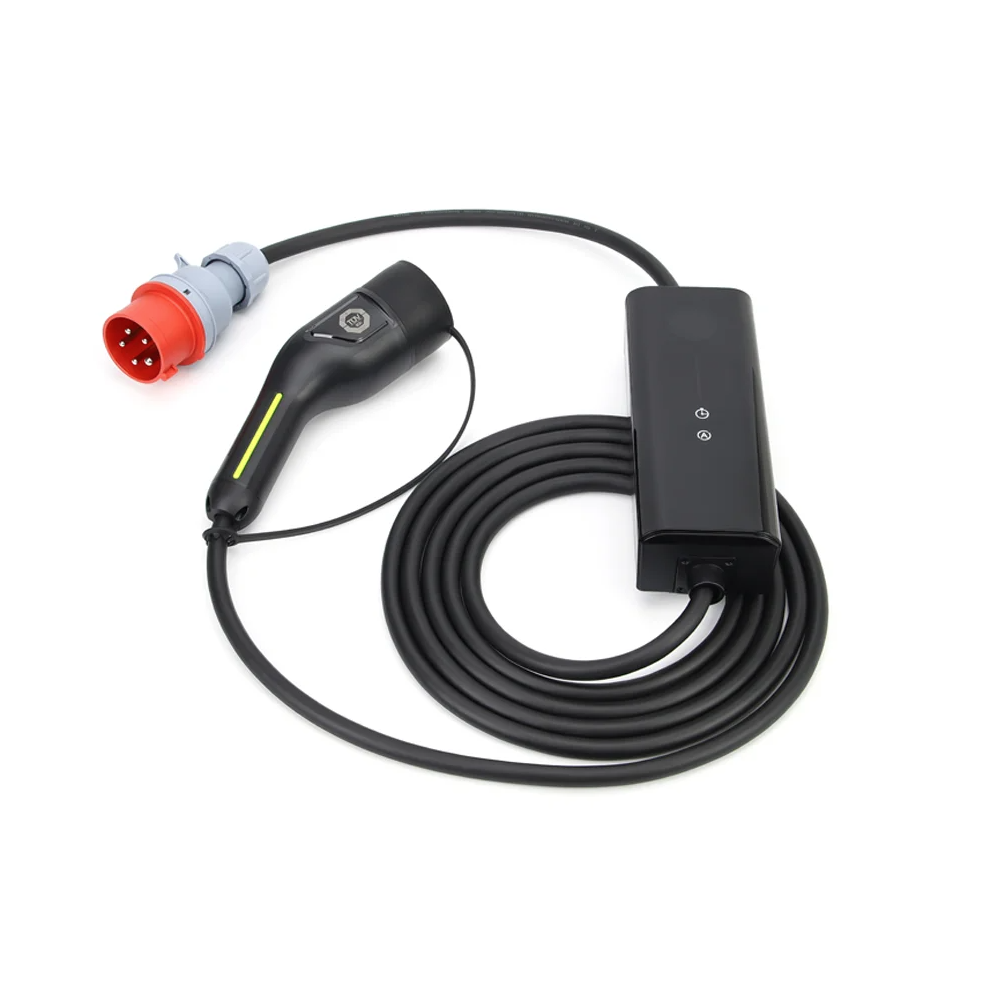 De Mobiele lader Type 2 11 kW 3-fase CEE 16A is een zwarte laadkabel met regelkast, Type 2 connector en rode industriële stekker - perfect voor snel en efficiënt krachtstroom laden op een witte achtergrond.