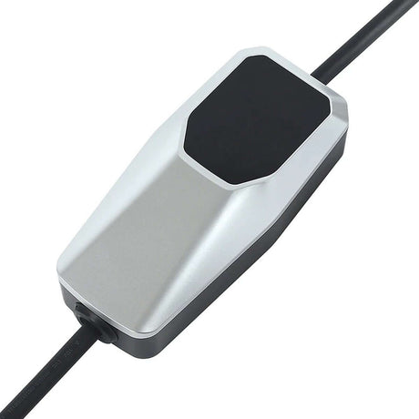 Een close-up van de Mobiele thuislader EV-lader Type 2 3x16A 11kW timer met digitaal display en CEE aansluiting, met zilveren en zwarte behuizing, kabels aan beide uiteinden, getoond tegen een witte achtergrond.