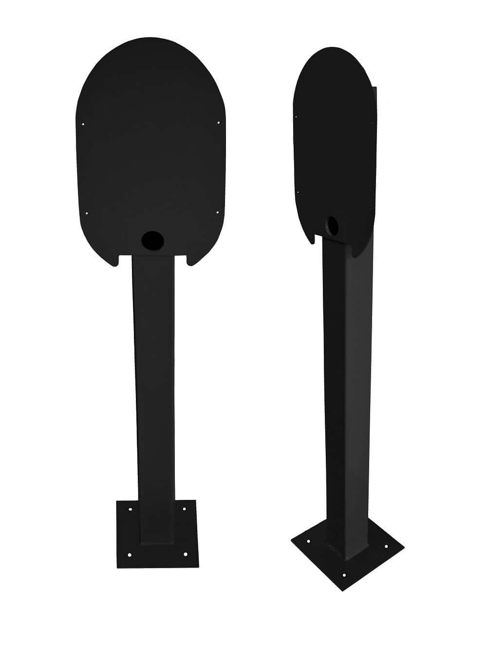 Twee zwarte Montagepaal Enkel voor Ratio EV Laadstationstandaards met platte, afgeronde rechthoekige bovenkant en voet met schroefgaten voor bevestiging - ideaal voor de installatie van Ratio EV laadstations. Eén standaard is naar voren gericht, de andere is zijwaarts gekanteld.