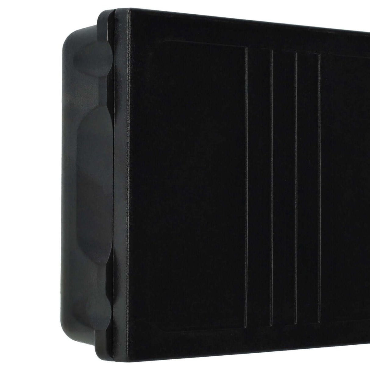 Een close-up van een zwarte rechthoekige plastic behuizing, ideaal voor het onderbrengen van de Accu vervanging voor Autec MH0707L / NC0707L - geschikt voor UTX97 zender, die de MH0707L, NC0707L, MH707L en CB71.F vervangt.