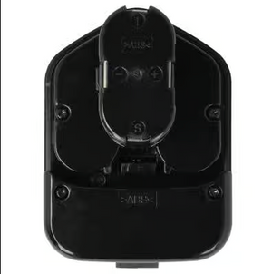 Zwart plastic batterijvakdeksel met schroefgaten, centraal scharnier en reliëf "Pair" en +/- markeringen. Compatibel met Hitachi / HiKOKI 12V Accu Insteek - 3.3Ah Ni-MH (EB 1212S / EB 1220BL). Getoond achteraanzicht.