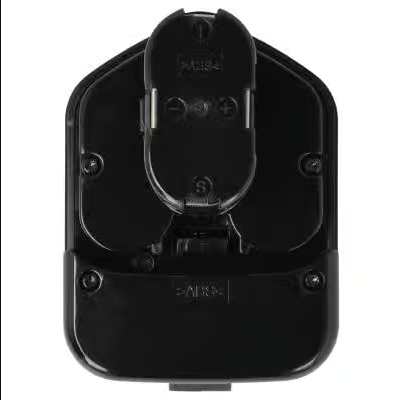 Zwart plastic batterijvakdeksel met schroefgaten, centraal scharnier en reliëf "Pair" en +/- markeringen. Compatibel met Hitachi / HiKOKI 12V Accu Insteek - 3.3Ah Ni-MH (EB 1212S / EB 1220BL). Getoond achteraanzicht.
