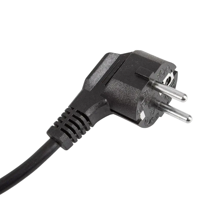 Een zwarte, gehoekte Europese tweepins stekker met een beschermende aardingspin, bevestigd aan een zwarte kabel, geïsoleerd op een witte achtergrond.