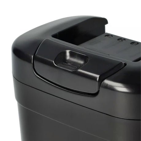 Close-up van een zwart plastic papiervernietiger, met de bovenrand met een gebogen deksel, rechthoekige aan/uit-knop en een deel van de papiersleuf. Doet qua stijl denken aan de Senco 14,4V Ni-MH accu voor DS202, DS205, DS212.
