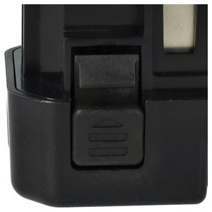 Close-up van een zwarte Senco 6V Ni-MH accu (vervangt PC1308, VB0155; voor GT65DA, GT65RHA, GT90FRH, GT90CH) met een rechthoekige ontgrendelknop met een pijl en lijnen naar boven tegen een witte achtergrond.