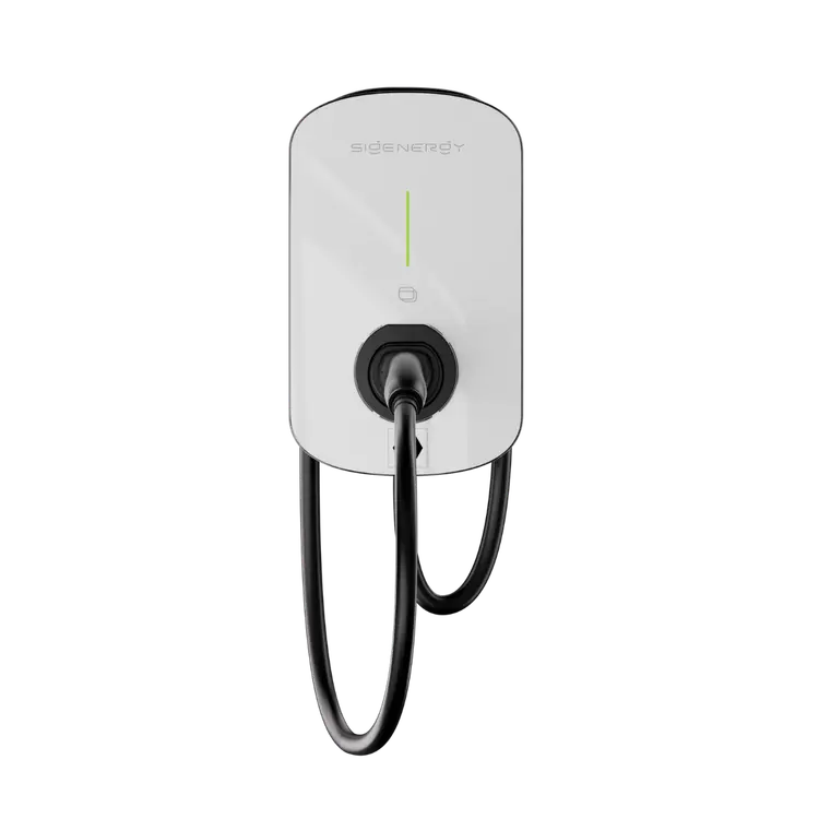 Een witte Sigenergy Sigen EV-laadpaal – 11 kW met een vaste Type 2-kabel van 5 meter – is aan de muur bevestigd en voorzien van een opgerolde zwarte kabel aan de onderkant, een verticaal groen lampje en het Sigenergy-logo aan de voorkant. Ondersteunt opladen tot 11 kW.