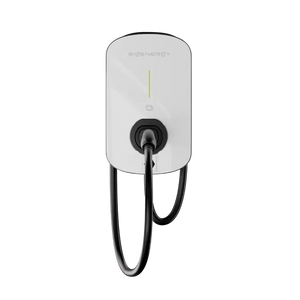 Een witte Sigenergy Sigen EV-laadpaal – 11 kW met een vaste Type 2-kabel van 5 meter – is aan de muur bevestigd en voorzien van een opgerolde zwarte kabel aan de onderkant, een verticaal groen lampje en het Sigenergy-logo aan de voorkant. Ondersteunt opladen tot 11 kW.