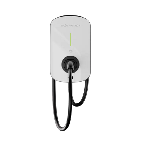 Een witte Sigenergy Sigen EV-laadpaal – 11 kW met een vaste Type 2-kabel van 5 meter – is aan de muur bevestigd en voorzien van een opgerolde zwarte kabel aan de onderkant, een verticaal groen lampje en het Sigenergy-logo aan de voorkant. Ondersteunt opladen tot 11 kW.