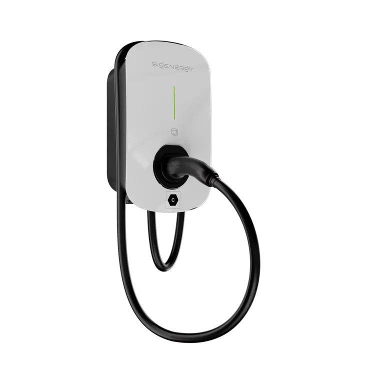 De Sigenergy Sigen EV-laadpaal – 11 kW met een vaste Type 2-kabel van 5 meter is een aan de muur bevestigd laadstation voor elektrische auto’s met een wit voorpaneel en een verticaal groen indicatielampje.