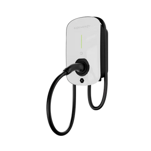 Een witte Sigenergy Sigen EV-laadpaal – 11 kW met een vaste Type 2-kabel van 5 meter – is aan de muur bevestigd en voorzien van een opgerolde zwarte kabel, een groene LED-indicator en het Sigenergy-logo.