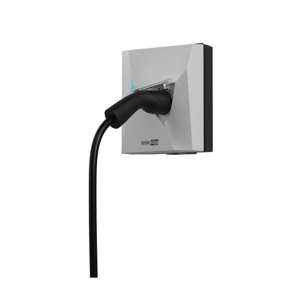 Een zwarte oplaadkabel wordt aangesloten op de SolarEdge ONE EV Lader Pro - 22kW Smart Charger met MID, RFID & eSIM, met een wit-zwart gestroomlijnd ontwerp, intelligent energiebeheer en het SolarEdge-logo.