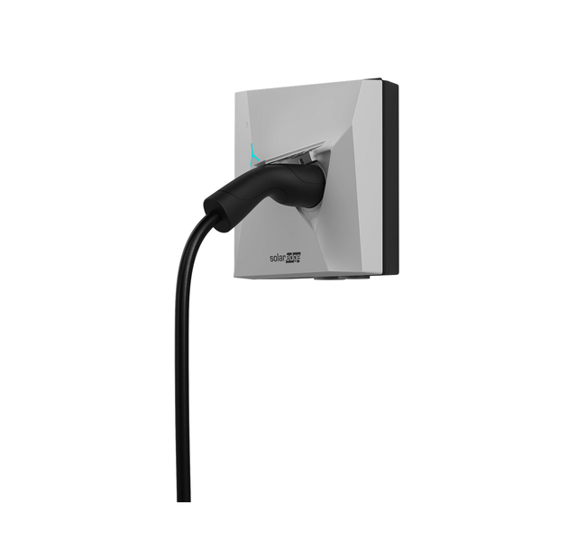 Een zwarte oplaadkabel wordt aangesloten op de SolarEdge ONE EV Lader Pro - 22kW Smart Charger met MID, RFID & eSIM, met een wit-zwart gestroomlijnd ontwerp, intelligent energiebeheer en het SolarEdge-logo.