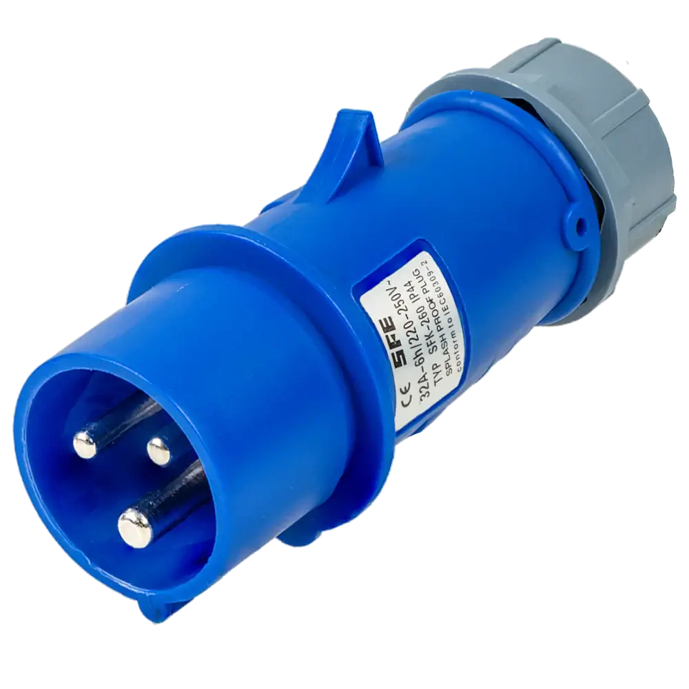 Een blauwe Type 2 CEE 32A Mobiele Laadkabel 1-Fase (7,4kW), met drie pinnen, grijze kap en wit specs label-ideaal voor je elektrische auto-getoond tegen een witte achtergrond. Inclusief 3 jaar garantie | Nederlands product.