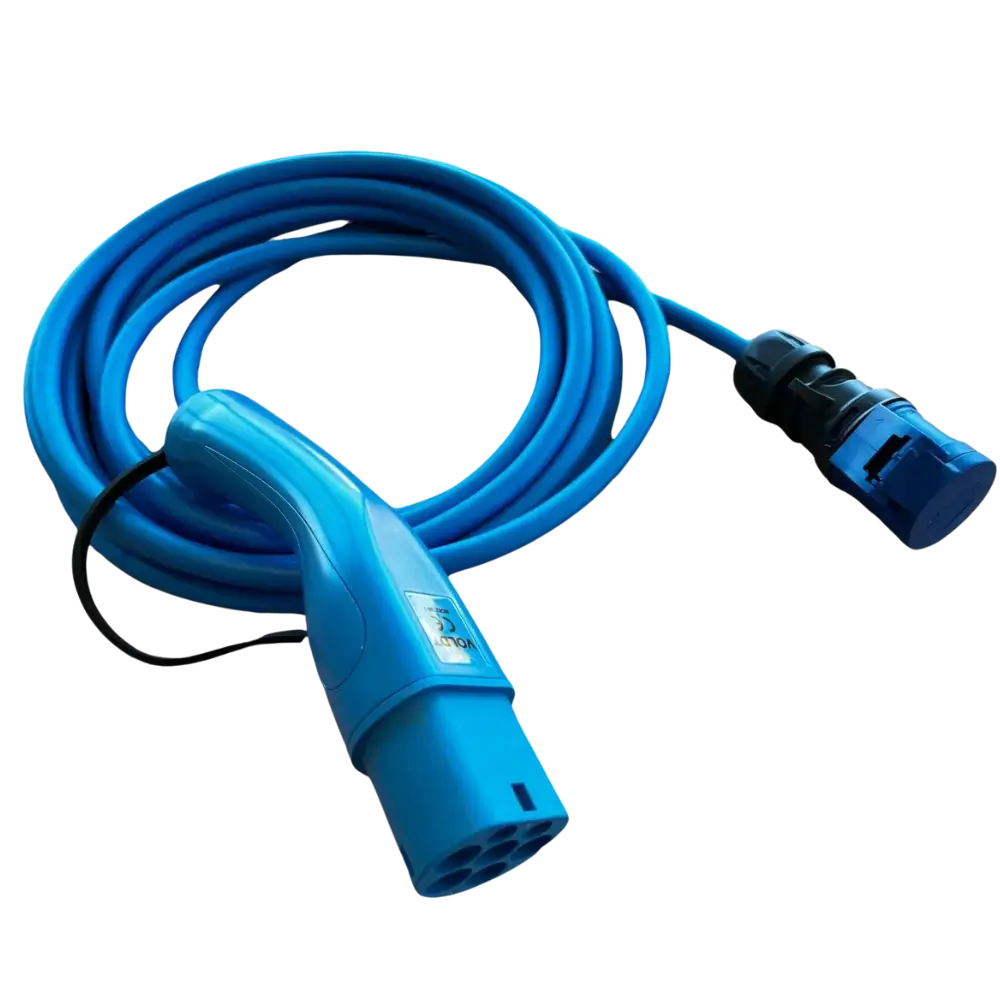 De Type 2 naar 16A blauwe CEE adapter | Campingstroom uit laadpaal heeft een blauwe laadkabel met een voorgevormd handvat en aansluitstekker, netjes opgerold op een witte achtergrond.