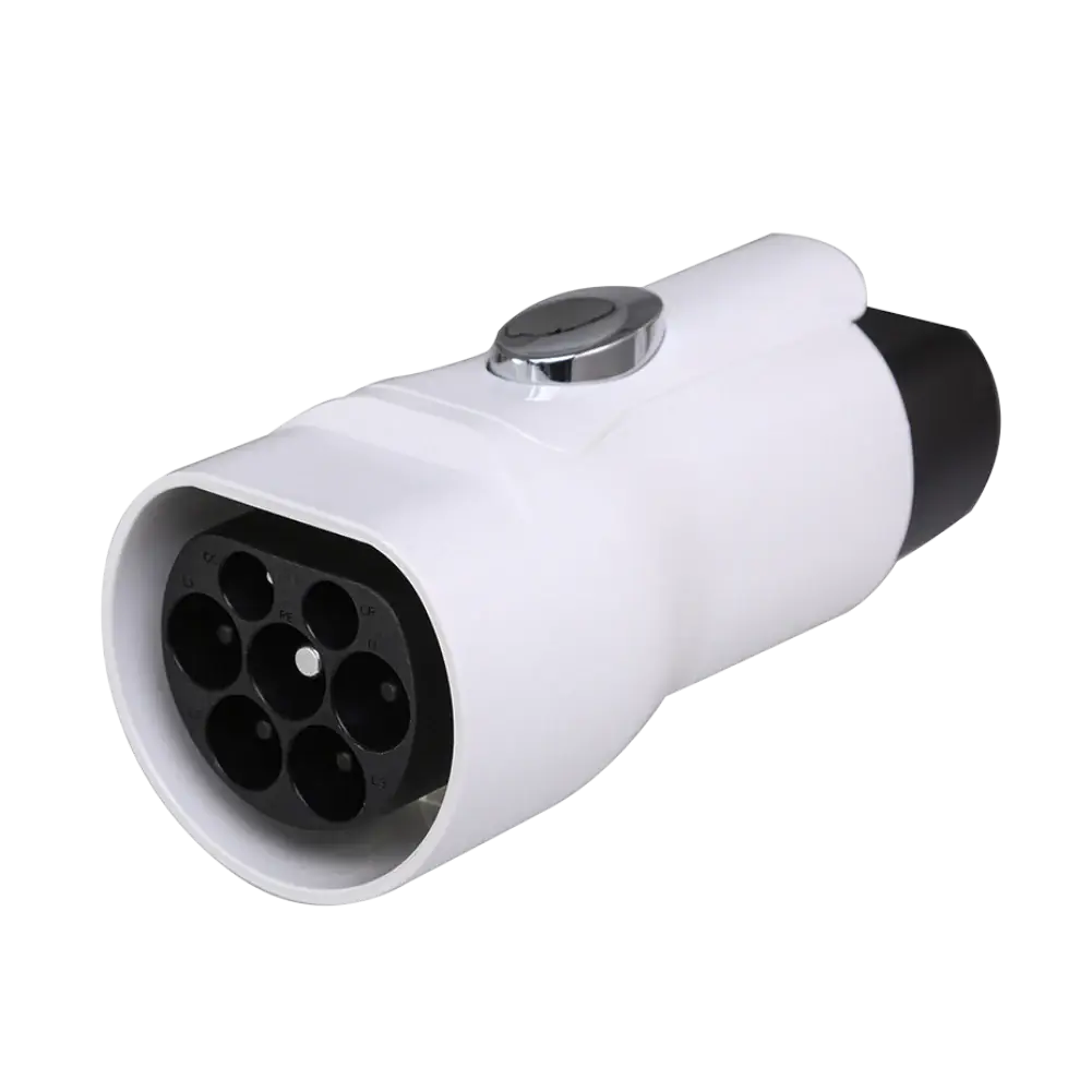 Een witte Adapter Type 2 (laadkabel) naar GBT (auto) met meerdere ronde pinnen en een zilveren knop bovenop, ontworpen voor elektrische auto opladen met GBT-laadpoort. Afgebeeld tegen een effen achtergrond.