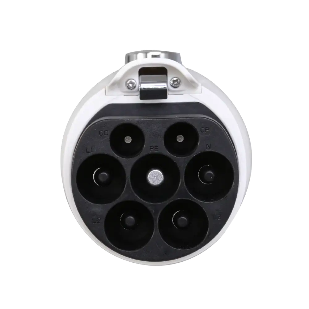 Close-up van de Adapter Type 2 (laadkabel) naar GBT (auto) met zes ronde poorten, ontworpen voor aansluiting op een GBT-laadpoort, tegen een witte achtergrond.