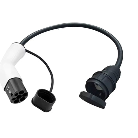 De Type 2 naar Schuko adapter - laadpaal als stopcontact (230V 16A 3,7kW) is een zwart-witte laadkabeladapter met een ronde stekker en beschermkap, afgebeeld op een witte achtergrond.