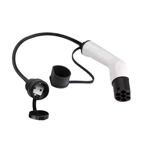 De Type 2 naar Schuko adapter - laadpaal als stopcontact (230V 16A 3,7kW) wordt getoond: een zwart-witte connector met kabel, ronde stekker, meerdere pinnen en beschermkap - perfect voor het moderne opladen van EV's, tegen een effen witte achtergrond.
