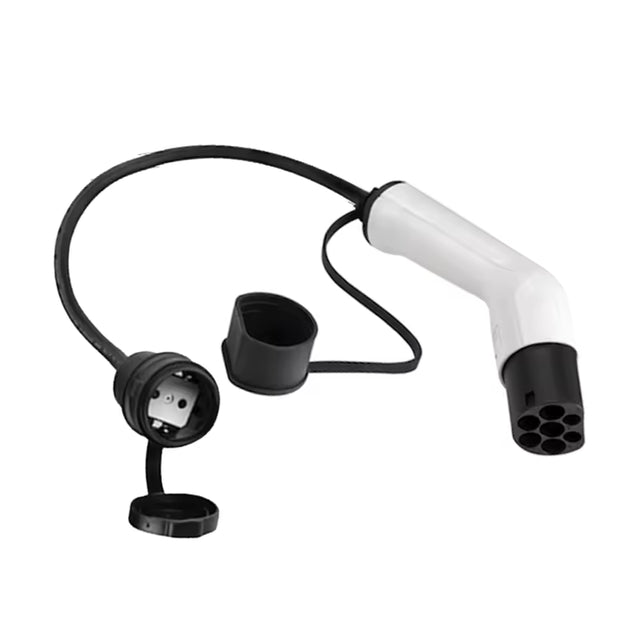 De Type 2 naar Schuko adapter - laadpaal als stopcontact (230V 16A 3,7kW) wordt getoond: een zwart-witte connector met kabel, ronde stekker, meerdere pinnen en beschermkap - perfect voor het moderne opladen van EV's, tegen een effen witte achtergrond.
