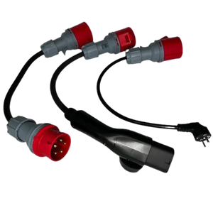 De 🇳🇱 VOLDT Booster EV Set 3-Fase 16A 11kW thuislader met multi-adapters heeft een zwarte kabel met drie grijze en rode industriële connectoren, een grote zwarte stekker en een standaard elektrische stekker - ideaal voor je elektrische auto.