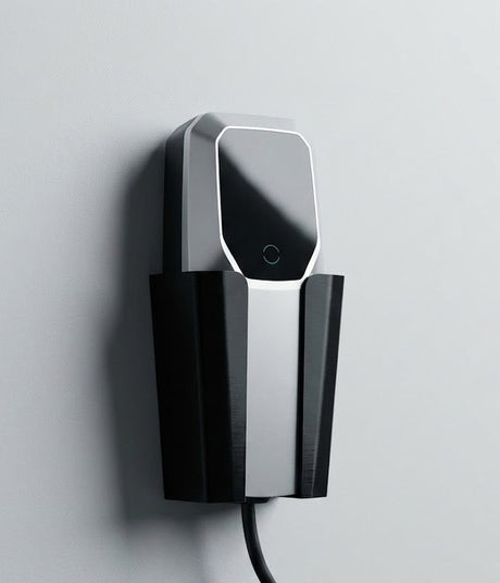 De Wandhouder voor 1-fase of 3-fase Type 2 16A mobiele thuislader, in zwart en zilver, wordt aan de muur bevestigd met kabelbeheer elektrisch laden en een Type 2 laadkabel houder die de zwarte laadkabel netjes geordend houdt.