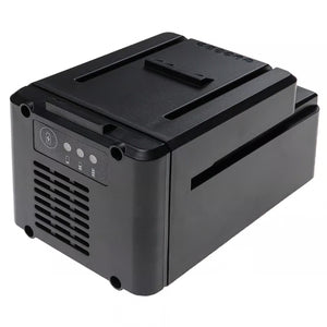 De Worx 40V Accu Li-ion - 2,5Ah (WA3536/WA3555) is een zwarte accu met indicatielampjes en ventilatiesleuven, ontworpen voor gebruik met elektronische apparaten of camera's.