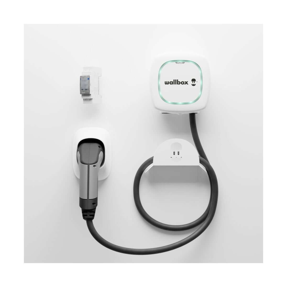 De Voordeelset Laadstation Wallbox Pulsar Plus (3,7kW-22kW) met 5m/7m type 2 vaste kabel wordt geleverd in wit, compleet met laadstekker en een kleine accessoire, netjes tegen een witte achtergrond.