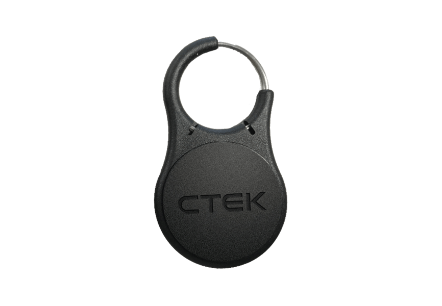 Een zwarte, ronde CTEK-sleutelhanger met splitring en logo in reliëf, ontworpen voor RFID-verificatie bij uw CTEK Chargestorm Connected 2 11kW/22kW laadpaal voor elektrische auto's.
