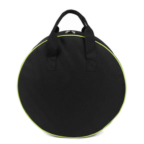 De Luxe opbergtas voor laadkabels is een zwarte, ronde tas met twee hengsels en groene bies, ideaal om je kabel in één beweging te organiseren en te beschermen. Afgebeeld tegen een witte achtergrond.