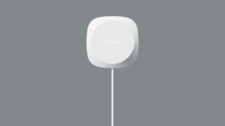 Een ronde, witte laadpaal thuis met het label "easee" heeft een enkele witte kabel op een effen grijze achtergrond - ideaal voor naadloze load balancing met de Easee Equalizer Load balancing voor P1 poort van slimme meter.