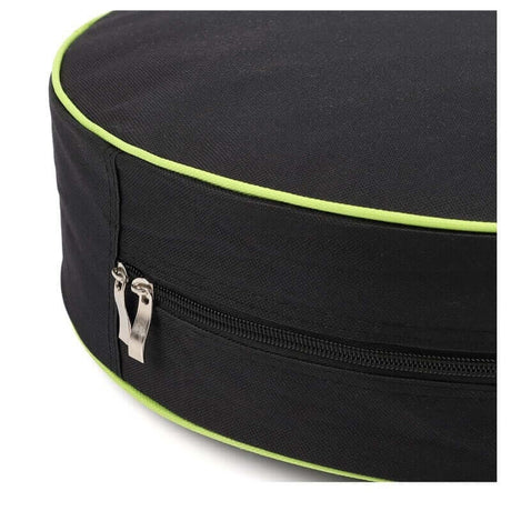 Een close-up van het Luxe opbergtasje voor laadkabels - een rond tasje van zwarte stof met groene biezen en een dubbele rits. Perfect voor het beschermen en organiseren van je kabel in één beweging, waardoor het ideaal is voor het opbergen van je laadaccessoires.