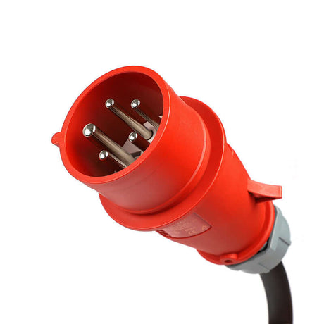 Een close-up van een Thuislader stopcontact type 2 3-fase 8A-16A 5,5kW-11kW voor elektrische auto's, met vijf metalen pinnen en een dikke zwarte kabel, geïsoleerd op een witte achtergrond.