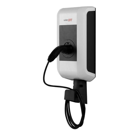 De Laadstation SolarEdge Home EV 22kW Type 2 is voorzien van een 6 meter lange zwarte laadkabel, gemonteerd op de muur met een strak wit en zwart design en het SolarEdge logo prominent weergegeven op de voorkant.