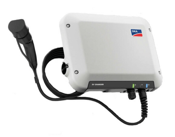 De Laadpaal SMA energy 3 fase 32A 22kW is een EV-lader voor aan de muur met een zwarte kabel, stekker, indicatielampjes en een SMA-logo, perfect voor het integreren van je PV-systeem met efficiënt opladen van voertuigen.