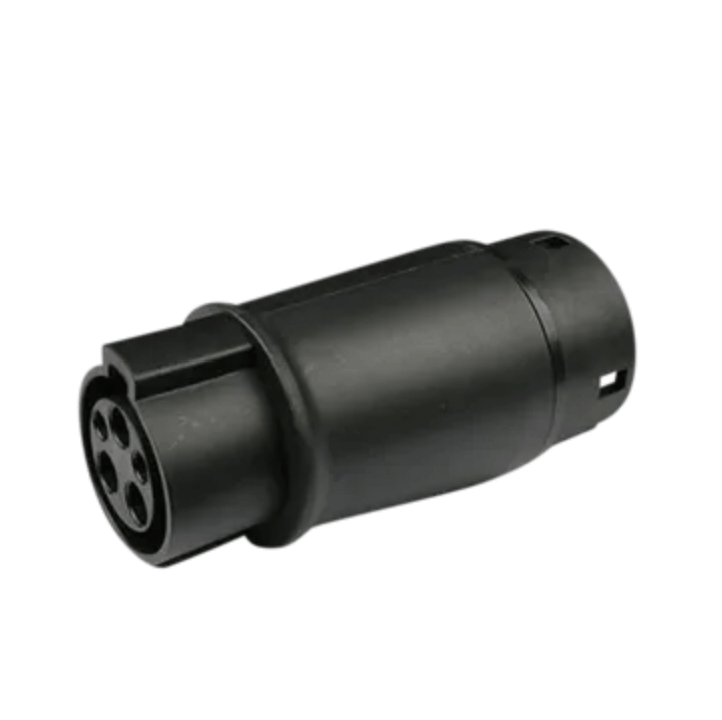 De Verloop type 1 yazaki naar type 2 mennekes voor elektrische auto is een zwarte, cilindervormige connector met vier ronde gaten in een vierkant patroon, ideaal als adapter voor laadkabel elektrische auto's, geïsoleerd afgebeeld op een witte achtergrond.