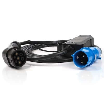 Een Thuislader stopcontact type 2 1-fase 32A 7,2kW thuislader voor elektrische auto, voorzien van een zwarte kabel met blauwe industriële stekker en Type 2 meerpolige connector, is opgerold op een witte achtergrond.