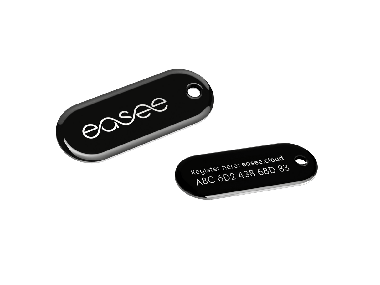 Set van twee zwarte, ovale Easee Key toegangssleutel RFID-tags: op de ene staat "easee" in het wit, op de andere staan registratiegegevens en een code - ideaal voor laadpaalbeveiliging en gebruik met je Easee laadpaal.