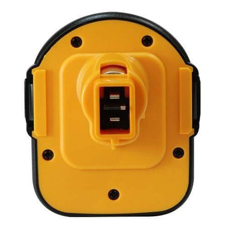 Een close-up van een geel met zwarte DeWalt 12V Ni-MH accu, die de DC9071, DW9071, DE9071 en DC9070 modellen vervangt, met de aansluitklemmen en schroefbevestigingen.