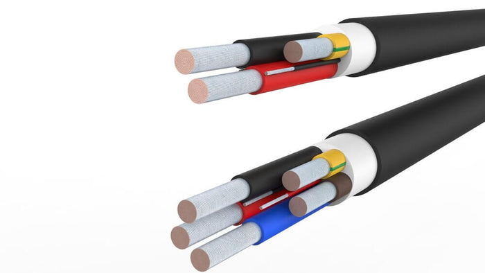 Twee zwarte elektriciteitskabels waarvan de uiteinden blootliggen, met meerdere gekleurde binnendraden en metalen geleiders, geïsoleerd op een witte achtergrond.
