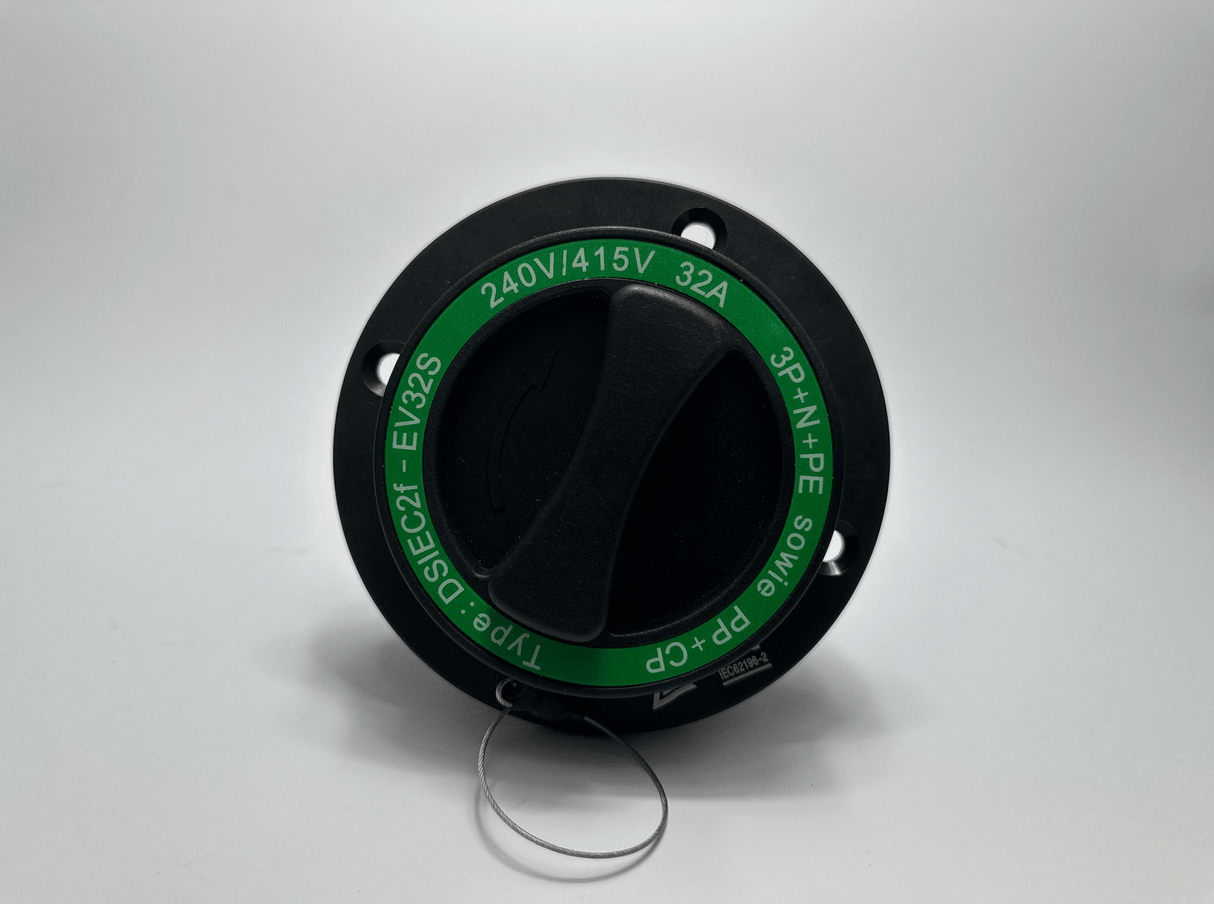 Een Type 2 Ingang 16A/32A Knijpverbinding zwart en groen industriële elektrische schakelaar, gelabeld 240V/415V 32A, 3P+N+PE met draaibare hendel en metalen ring, gefotografeerd op wit. Inclusief een 16A/32A aansluiting voor veelzijdige stroomaansluitingen.